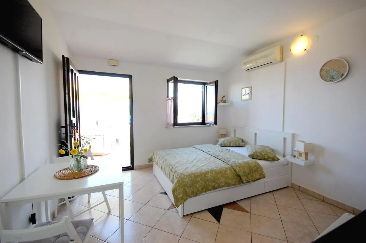 Apartments With A Parking Space Njivice, Krk - 20505 Croatia